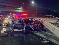 아산서 승용차 중앙분리대 충돌 파편에 반대편 택시기사 사망