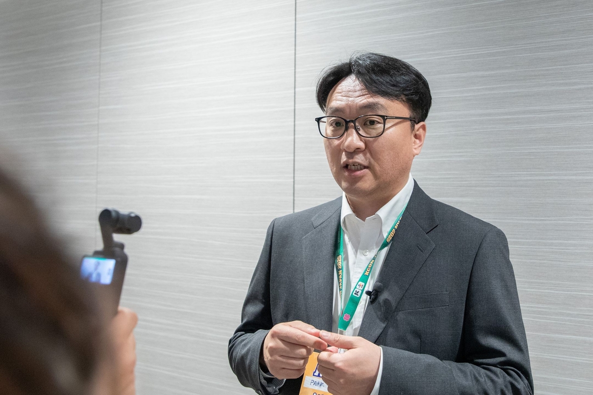 취재진에 '케이콘 재팬 2025' 소개하는 박찬욱 CJ ENM 컨벤션사업부장