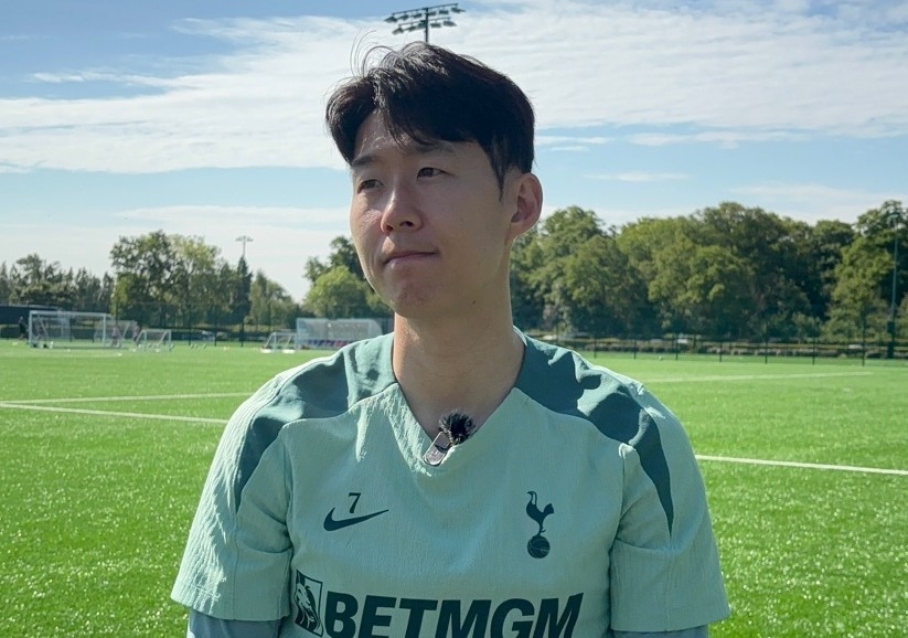 인터뷰하는 손흥민