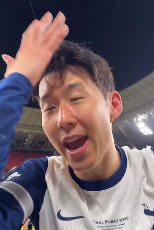 우승 트로피에 이마를 부딪혔다고 설명하는 손흥민