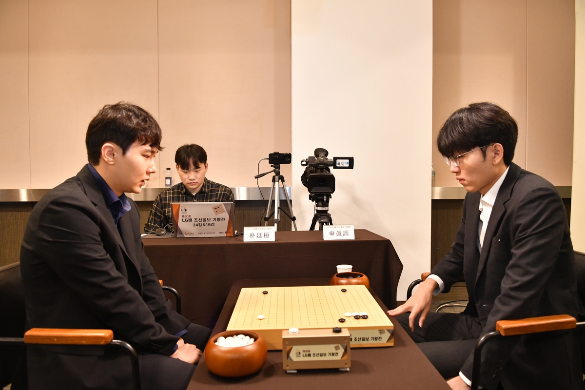박정환(왼쪽) 9단이 LG배 16강에서 신진서 9단에게 승리했다.