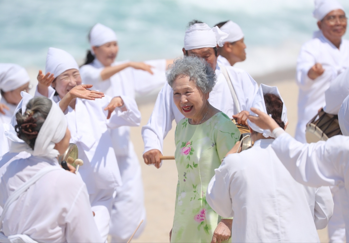 "즐겁고 신나는 날" 어깨춤…강릉 해변서 