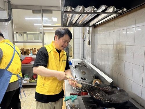 짜장면 봉사하는 김광희 사무관