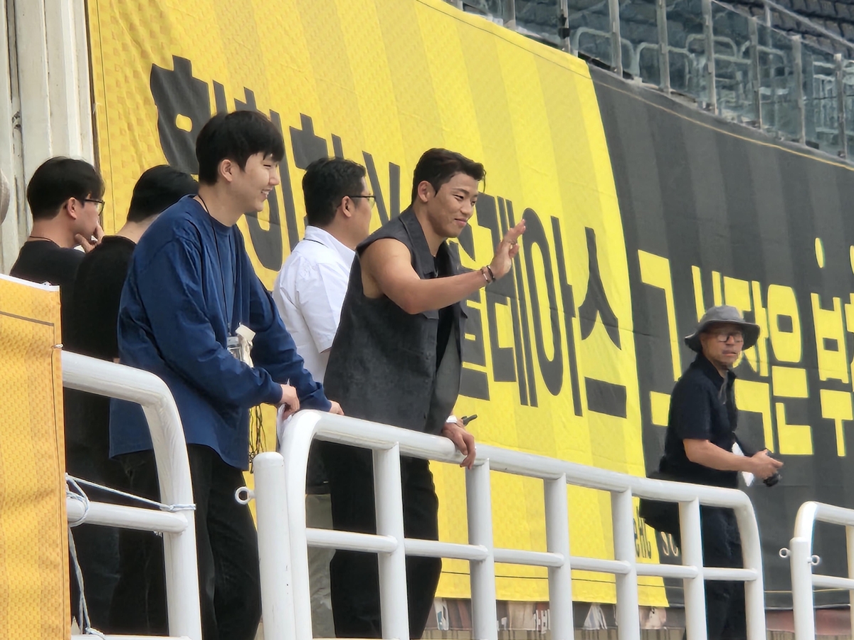 풋볼 페스티벌 참가자들에게 인사하는 황희찬.