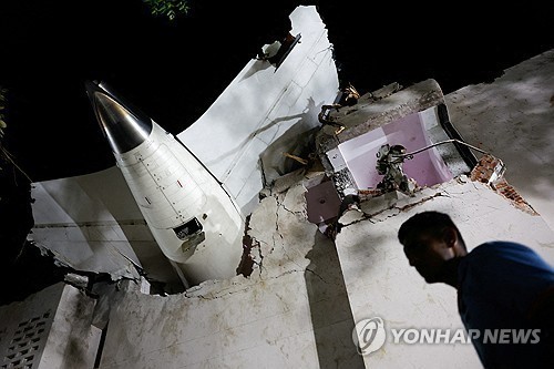 건물에 박힌 사고 여객기 잔해
