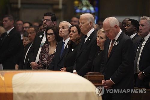'총격사망' 미 州하원의원 장례식에 바이든·해리스 나란…