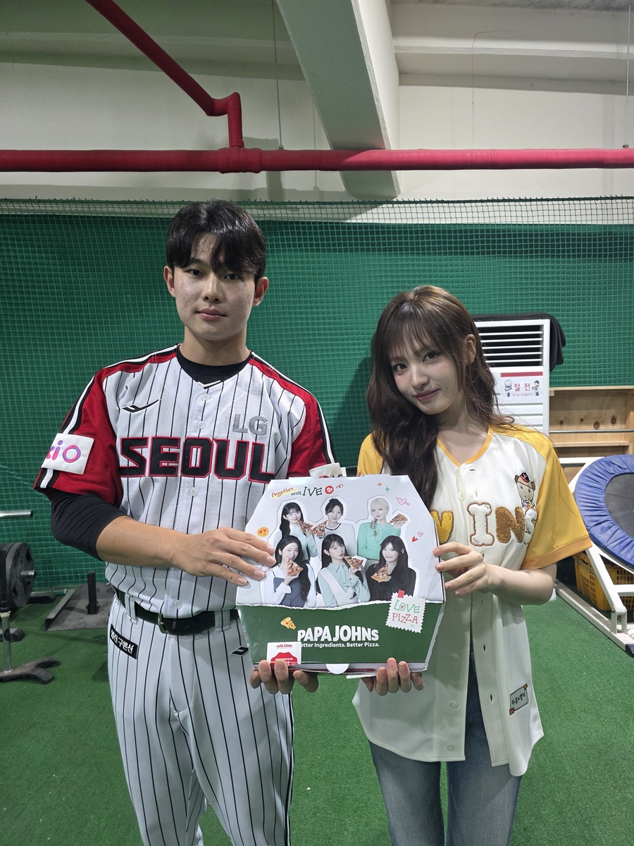 아이브 리즈, 프로야구 LG 홈 경기 시구…피자 70판도 쐈다