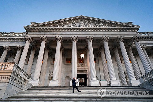 트럼프감세법안 美상원 통과…찬반 동수서 부통령 찬성표로…