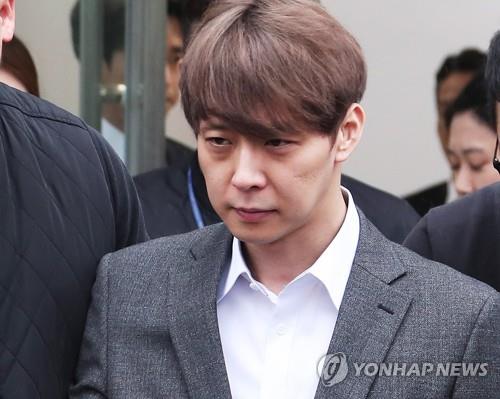 "4억8천만원 달라"…박유천 상대 전 기획사 대표 소송…
