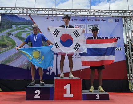 롤러스키 아시안컵 남자 15㎞ 매스 스타트 클래식 우승 차지한 이건용(가운데)