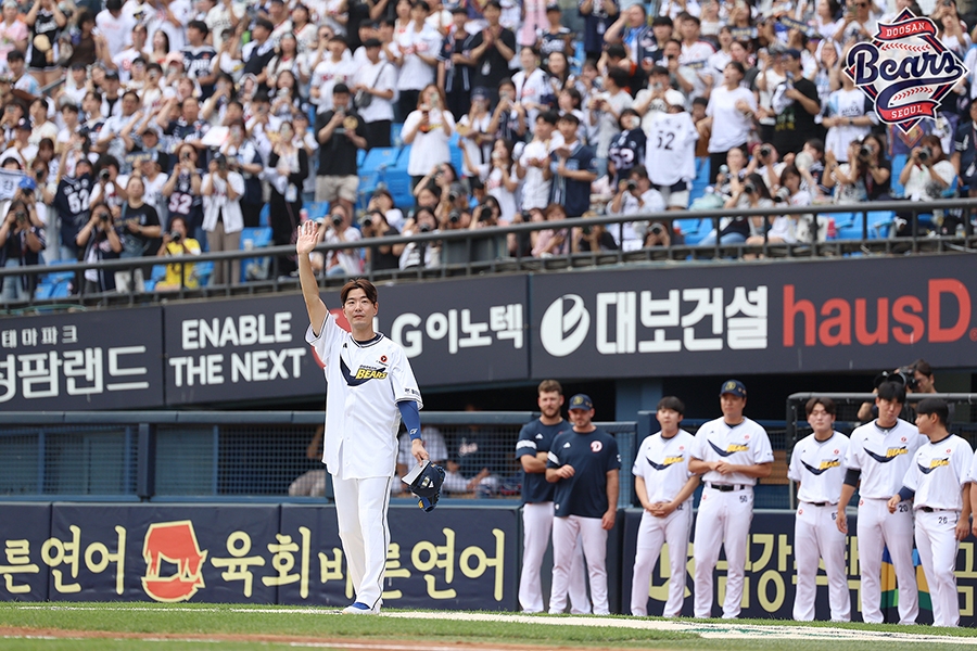 은퇴식 두산 김재호, 박준순에게 유니폼 물려주며 1회 …