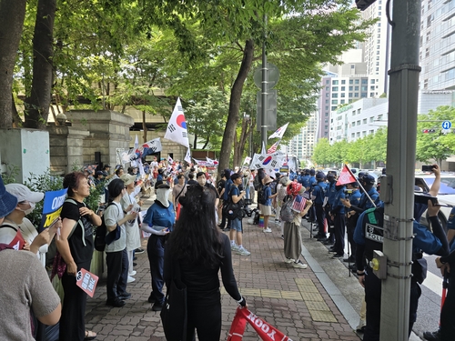 尹 구속심사 중앙지법에 지지자 집결…'계엄선포' 영상 …