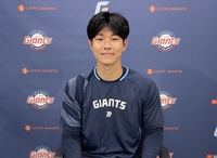 롯데 마운드 새 '필승 카드' 홍민기 "제구되니 자신감 붙어"