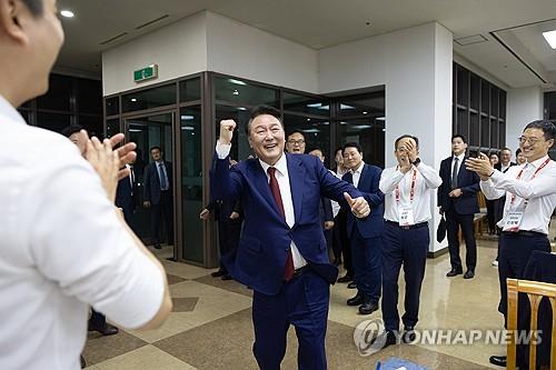 어퍼컷 세리머니 보여주는 윤석열 대통령
