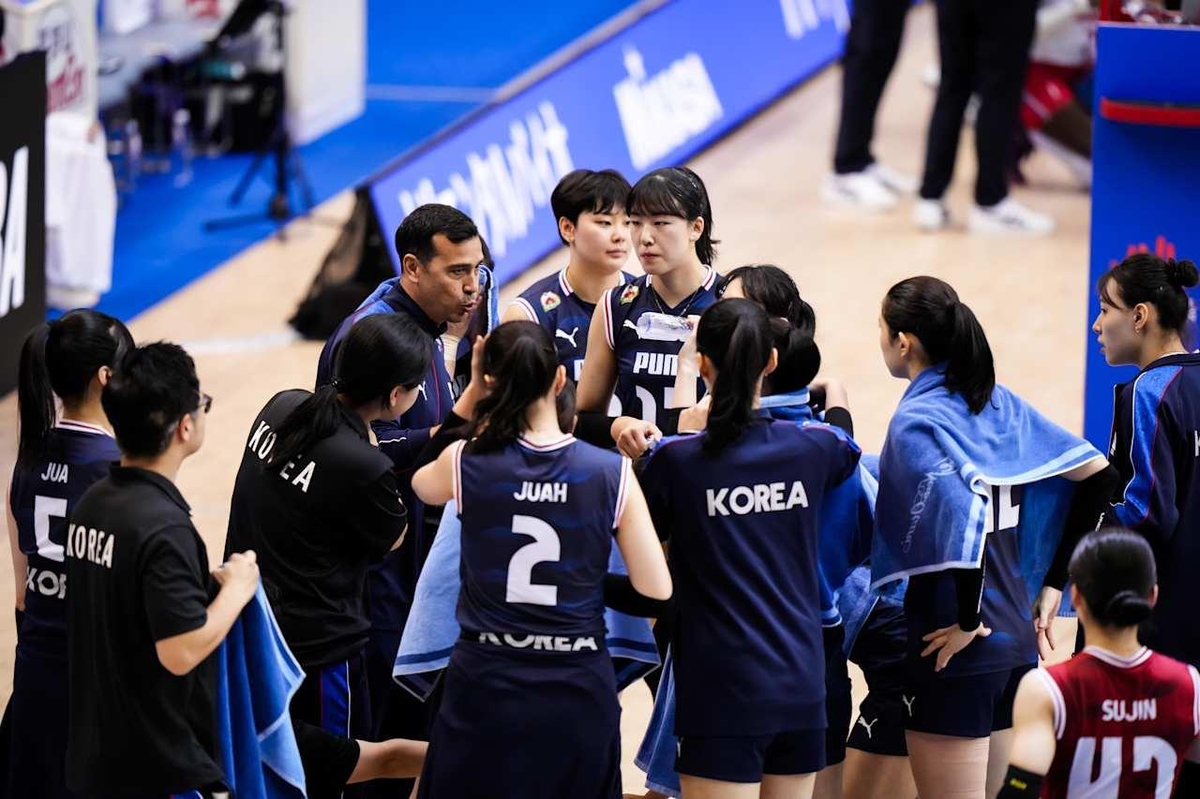 모랄레스 감독(중앙)의 작전 지시를 듣는 여자배구 대표팀 선수들