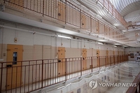 프랑스서 교도소 출소하는 동료 가방에 숨어 탈옥