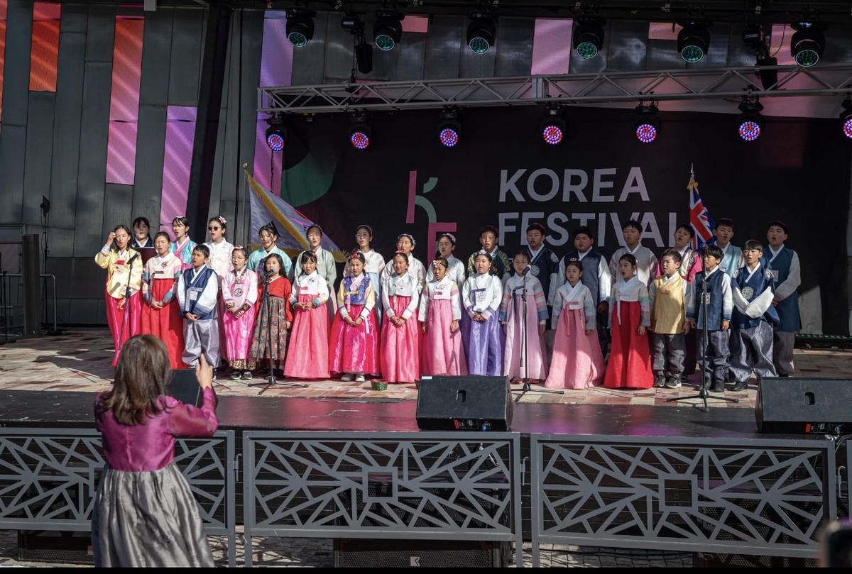 코리안 페스티벌서 공연하는 웨이블리한글학교 합창단