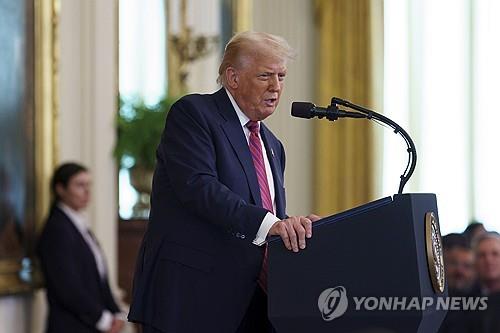 트럼프, '엡스타인에 외설그림 편지' 보도한 WSJ에 …