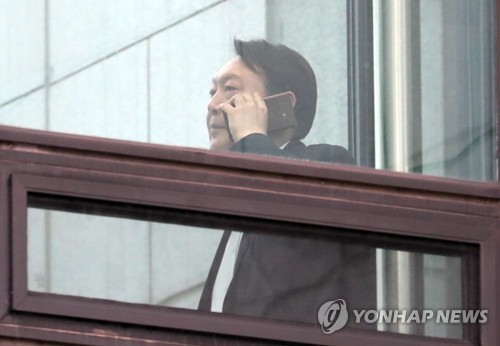 아이폰에 막힌 수사기관들…"비번 공개 거부 시 처벌" 주장까지