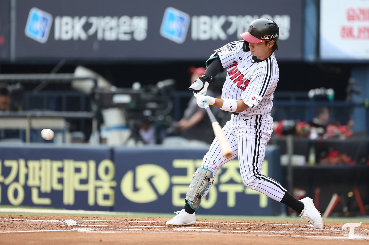 첫 타석부터 14구 승부 끝 안타…LG 신민재, 3안타 5출루 