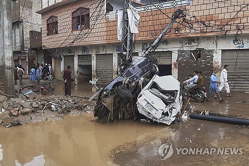 홍수로 파손된 파키스탄 차량들