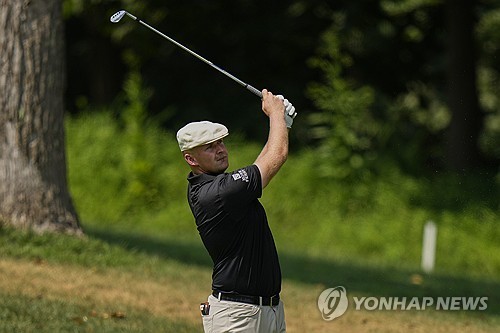 홀과 글로버, PGA 투어 PO 2차전에서 희비 교차