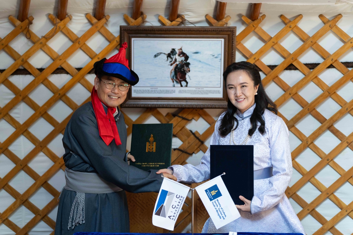 운드람 친밧 몽골 문화부 장관(오른쪽)과 김상욱 국립아시아문화전당장