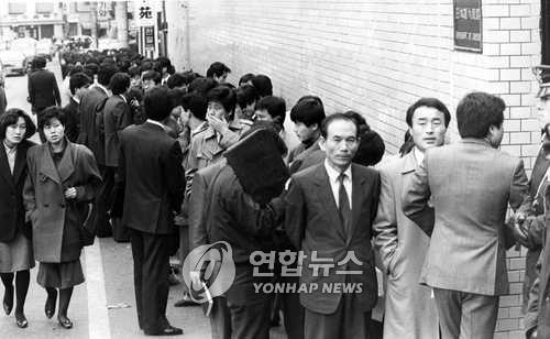 해외여행 자유화! 비자 신청 북새통 