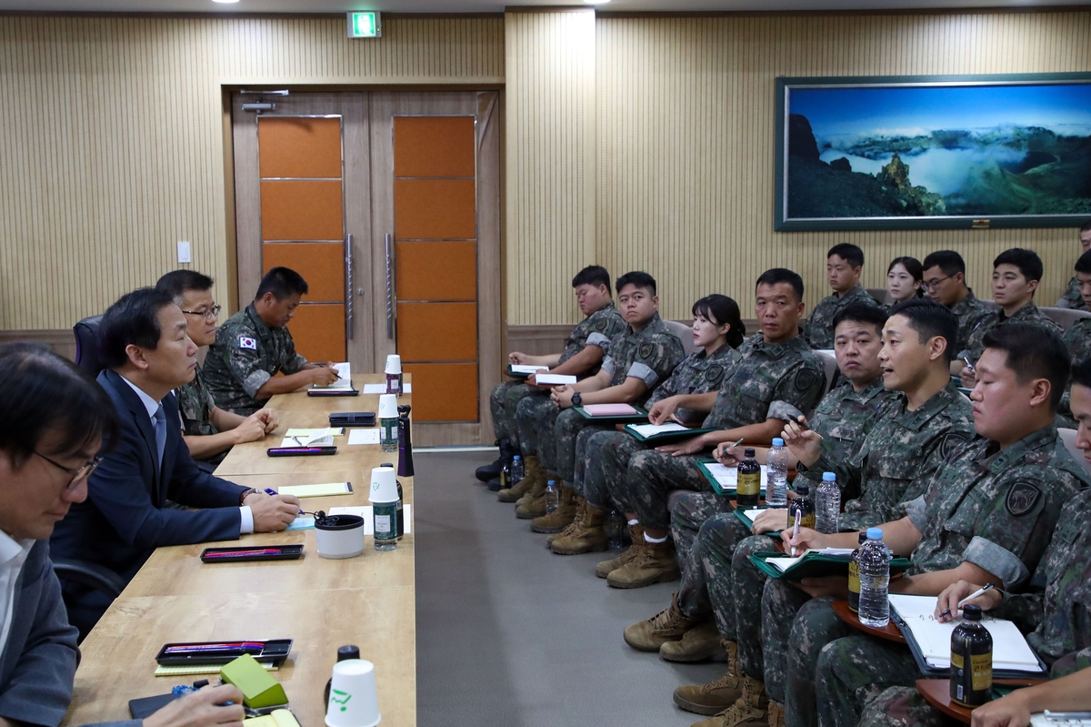 국방차관, 초급·중견간부 간담회…"복무여건 개선" 약속
