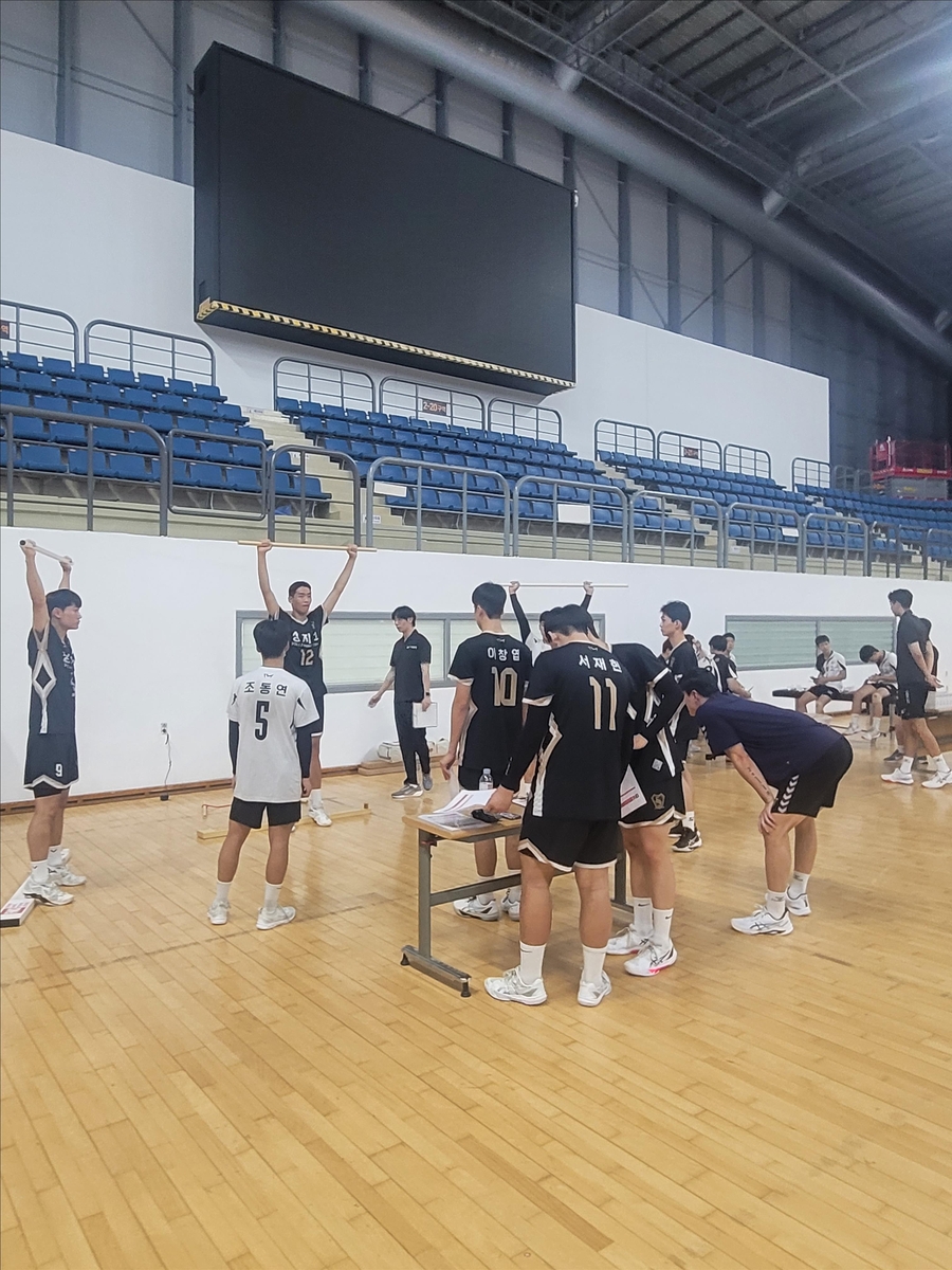 트레이너의 교육을 받는 중고교 선수들