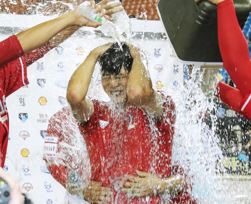 축하 물벼락 맞는 김광현
