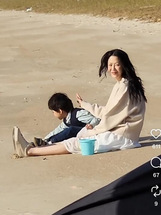 바닷가에서 촬영 중인 고현정(오른쪽)과 아역배우 조세웅.