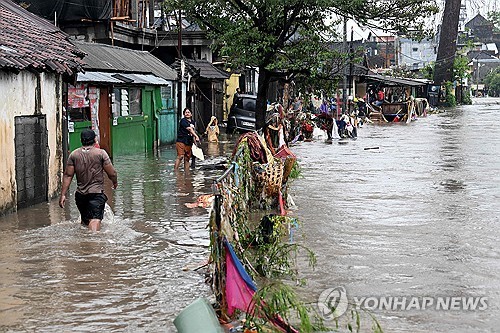 홍수로 물에 잠긴 발리 덴파사르