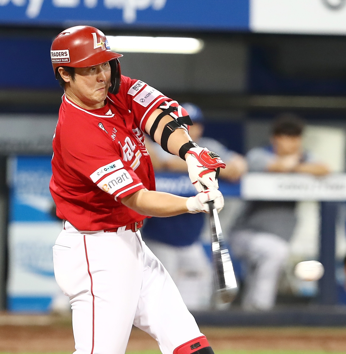 최정 10년연속 20홈런·노경은 3년연속 30홀드…SSG, 삼성 제압