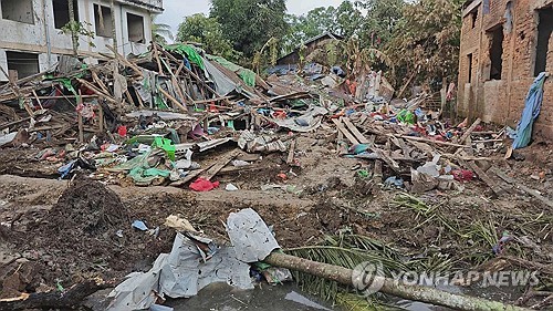 미얀마 군정 공습으로 파괴된 학교