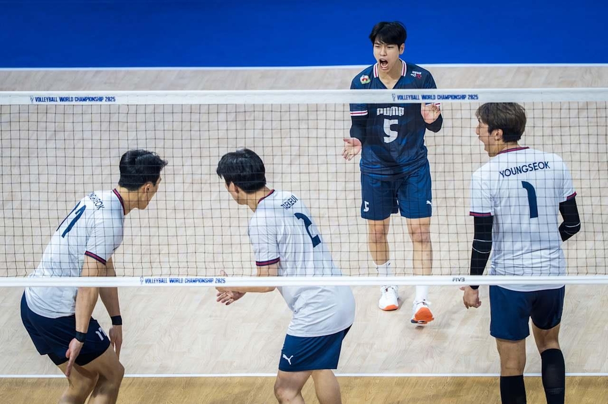 득점 후 기뻐하는 한국 남자배구 대표팀 선수들
