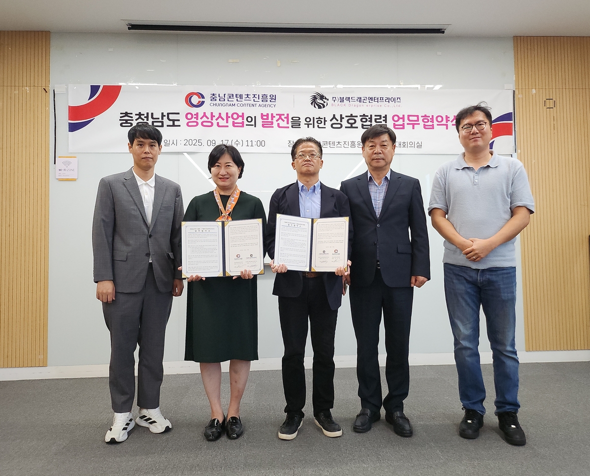 왼쪽 두 번째부터 김곡미 원장과 이기석 블랙드래곤엔터프라이즈 대표