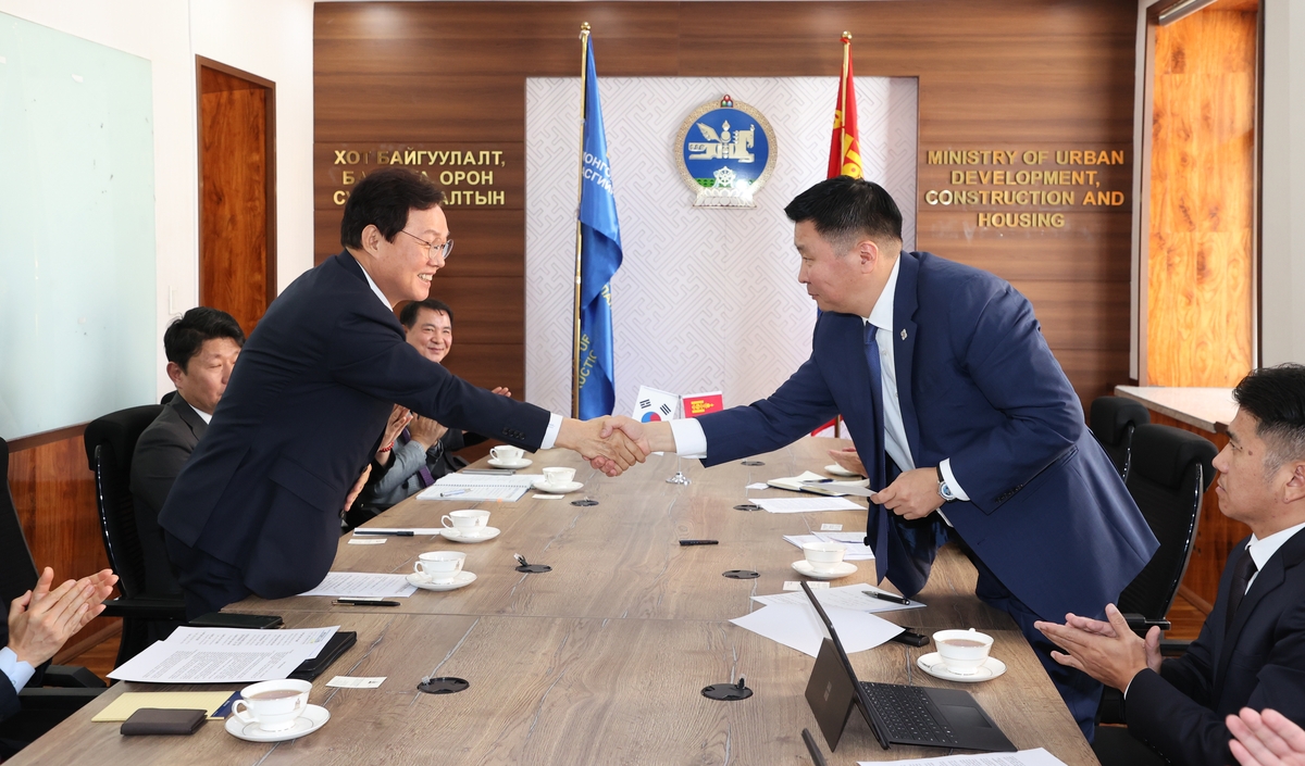 몽골 도시개발건설주택부 장관과 악수하는 박완수 경남지사(왼쪽)