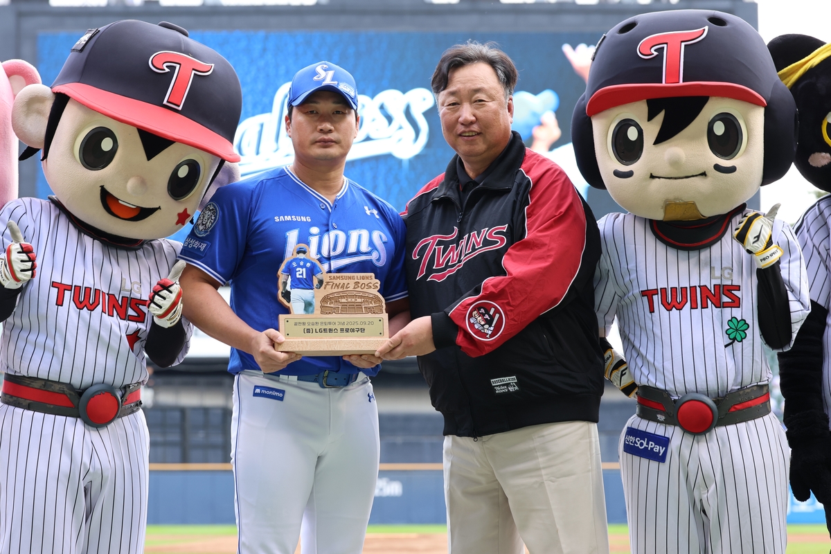 오승환에게 선물 전달하는 차명석 LG 단장