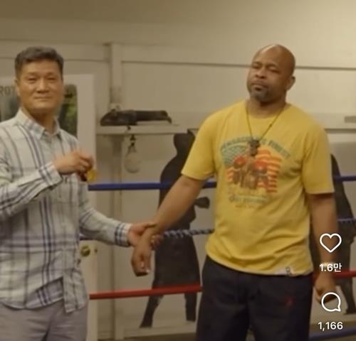 로이 존스 주니어를 만나 금메달을 돌려준 박시헌(왼쪽)