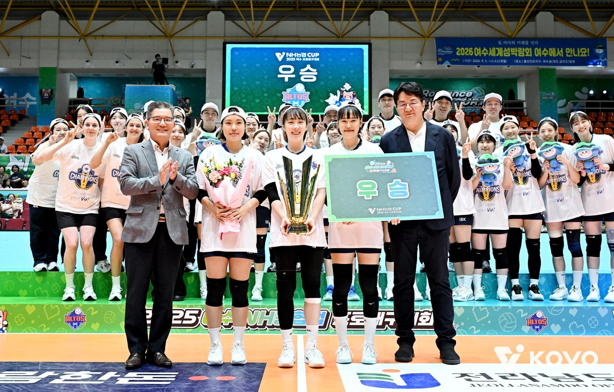 컵대회 우승 후 기념 촬영한 기업은행의 임명옥(앞줄 오른쪽에서 2번째)