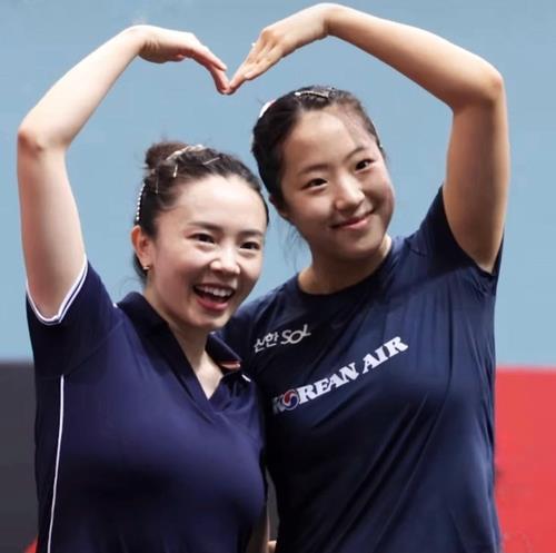 싱가포르 스매시 경기 후 하트 그린 신유빈(오른쪽)과 전지희