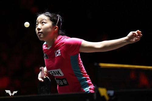 중국 스매시에서 서브 넣는 신유빈