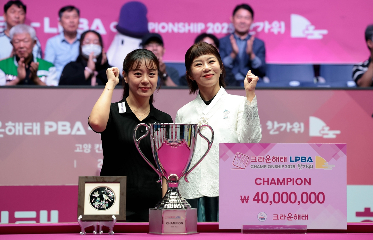 우승자 김가영(오른쪽)과 준우승자 임경진