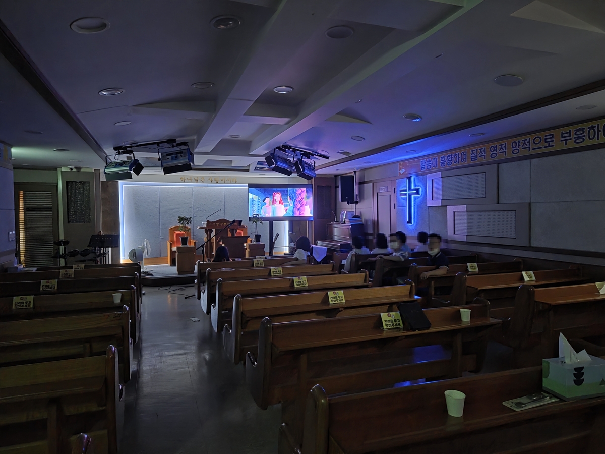 주사랑장애인단기보호센터에서 추석을 맞아 영화를 보는 모습