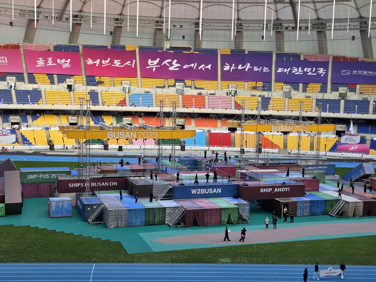 부산에 모인 올림픽 영웅들…106회 전국체전 화려한 개막