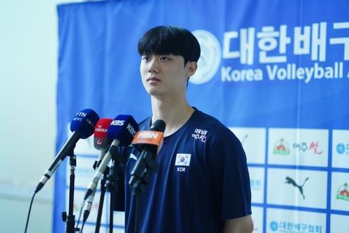 남자배구 국가대표팀에 차출돼 인터뷰하는 이우진