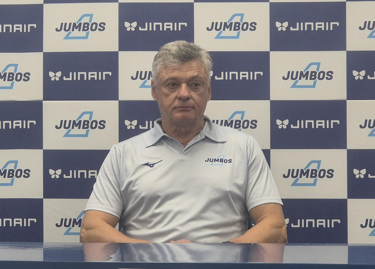 질문 듣는 대한항공 헤난 신임 감독