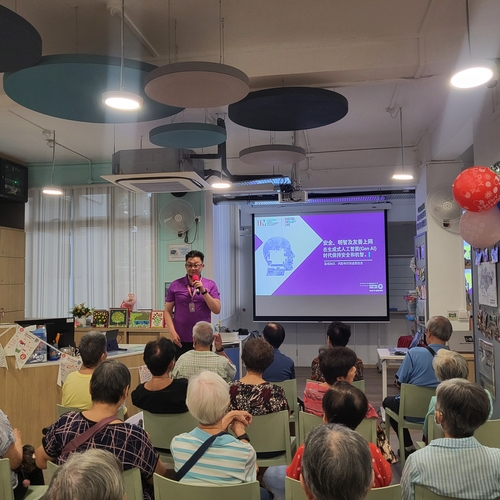 생성형 AI 실습을 지켜보는 어르신들