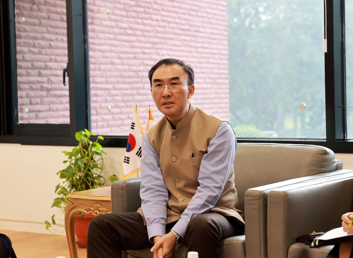 인터뷰하는 이성호 주인도 한국대사